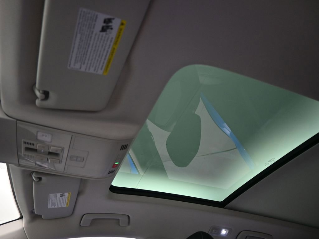 Used 2022 Volkswagen Taos SEL w/ Panoramic Sunroof Package image 44