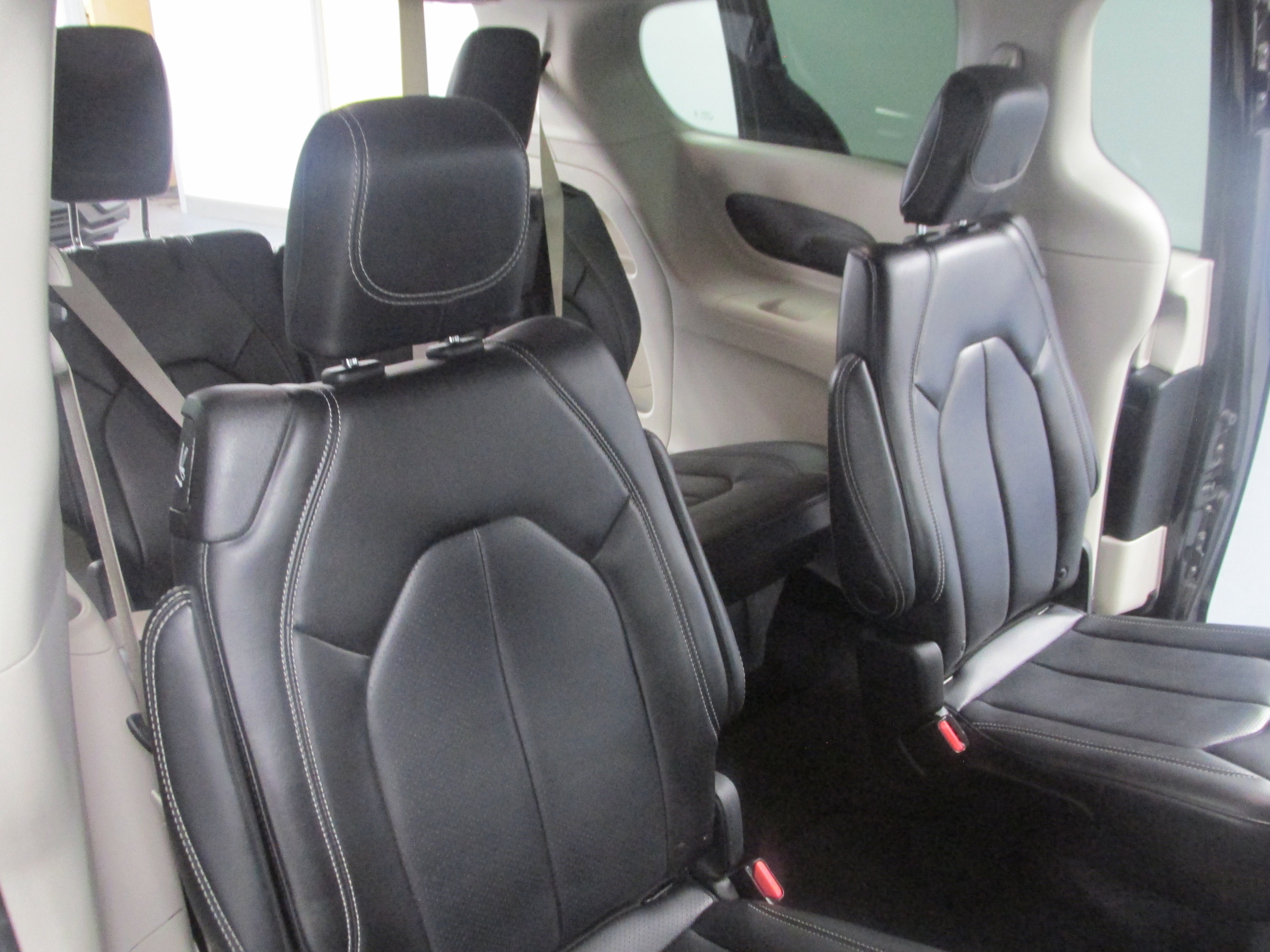 Used 2023 Chrysler Pacifica Touring-L FWD image 25
