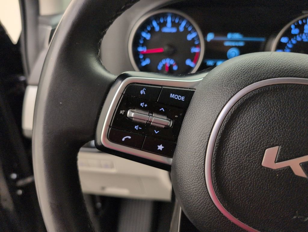 Used 2024 Kia Carnival LX image 42