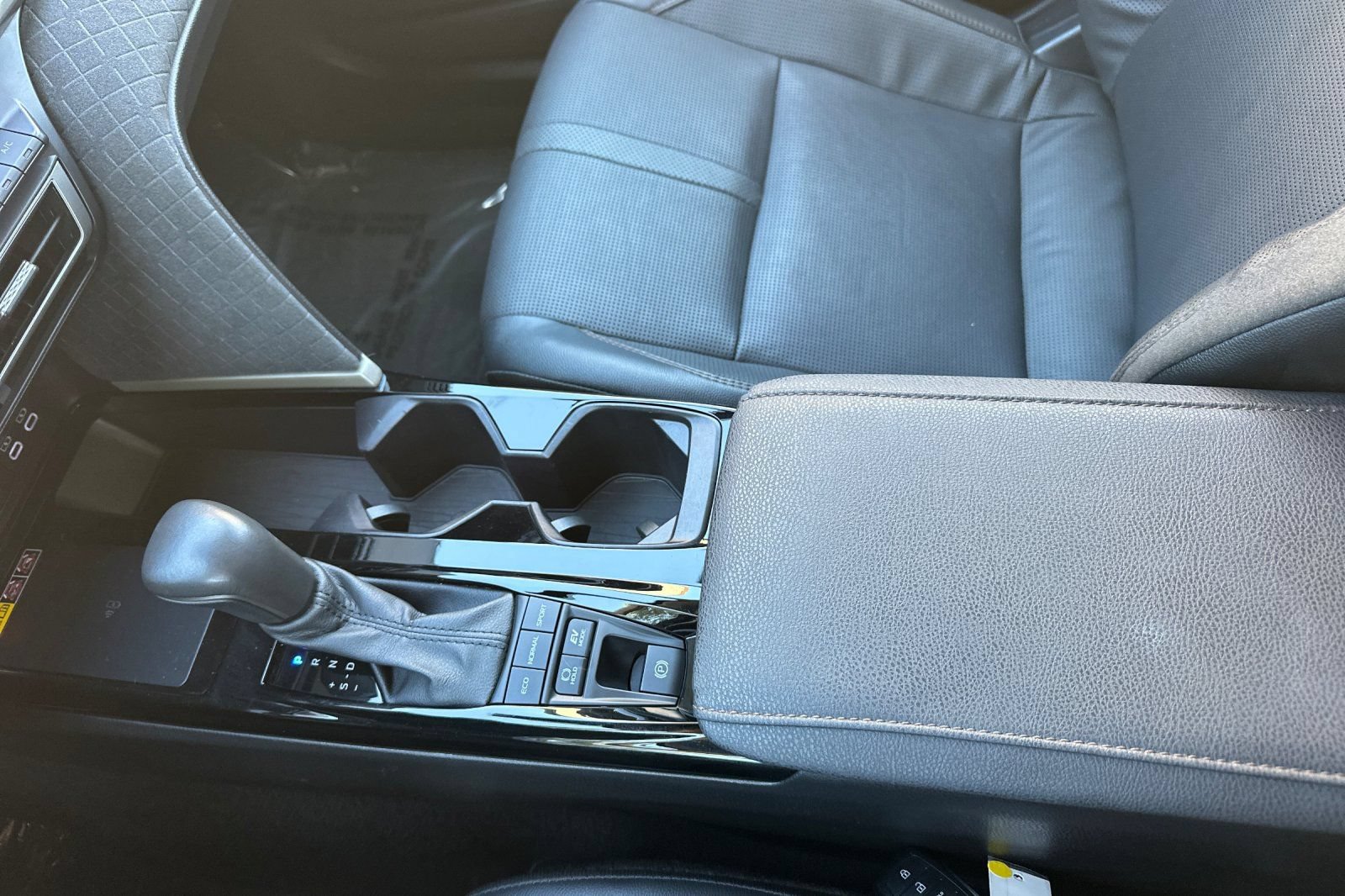 Used 2025 Toyota Camry XLE AWD/4WD image 31
