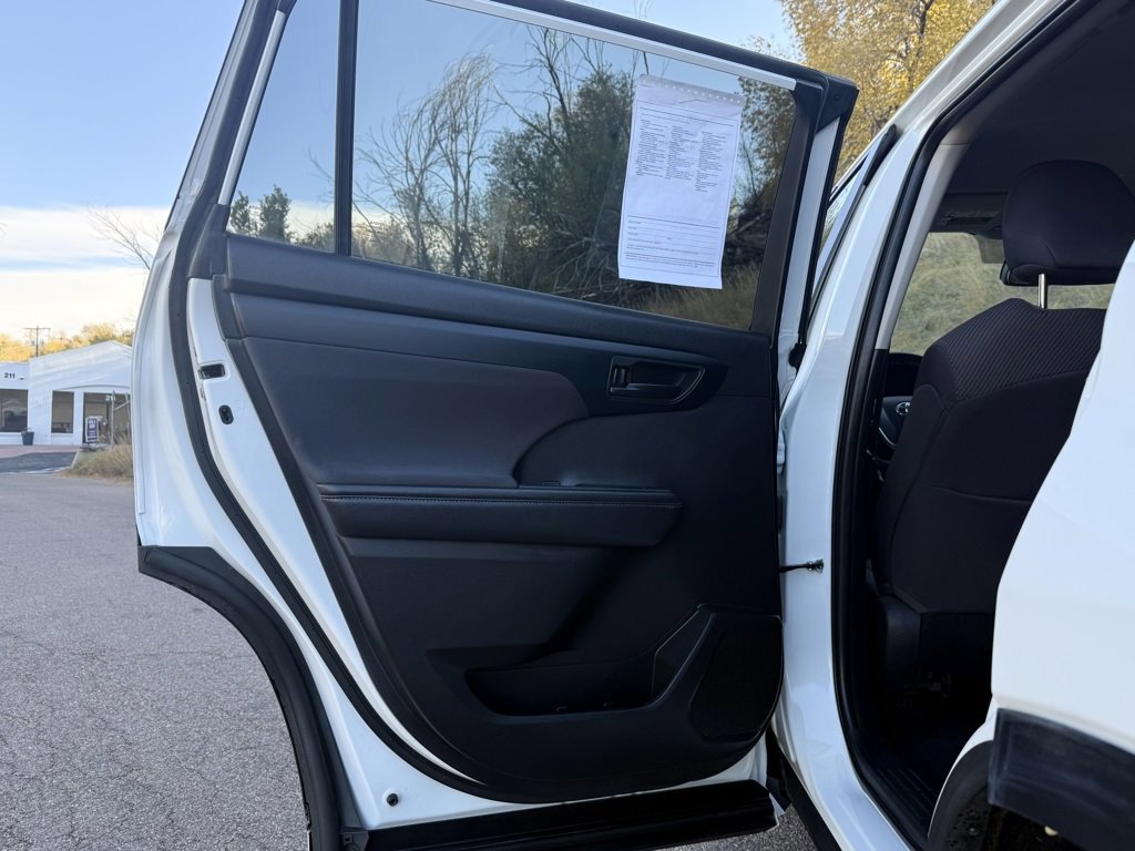 Used 2023 Toyota Highlander LE image 19