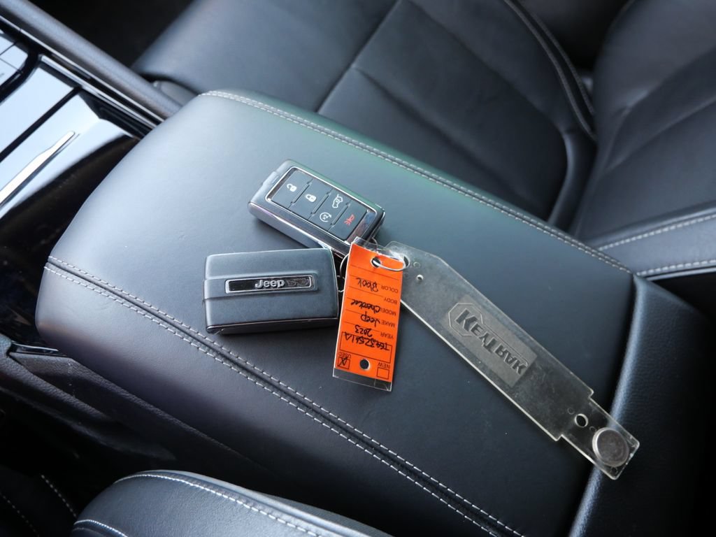 Used 2023 Jeep Grand Cherokee Overland w/ Luxury Tech Group IV AWD/4WD image 48