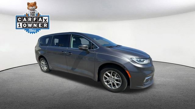 Used 2023 Chrysler Pacifica Touring-L FWD image 2