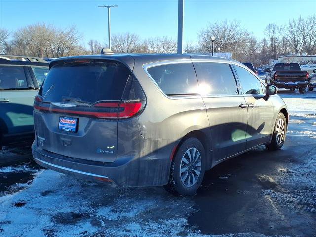 Used 2022 Chrysler Pacifica Touring-L image 3