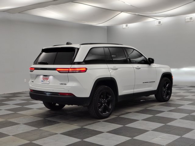 Used 2024 Jeep Grand Cherokee Limited w/ Black Appearance Package AWD/4WD image 12
