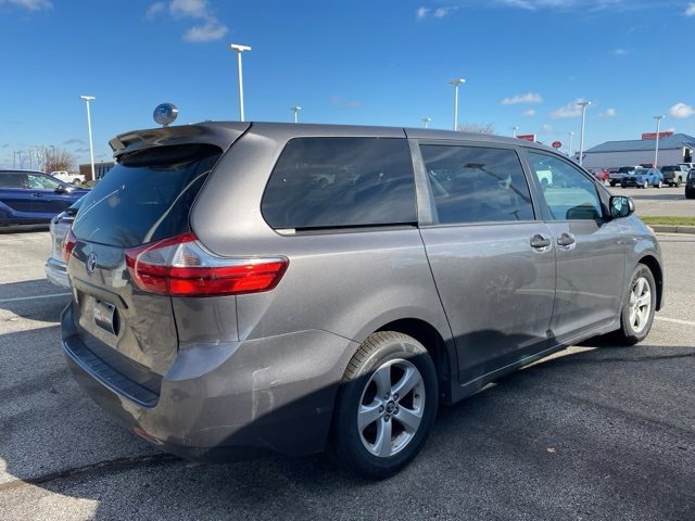 Used 2018 Toyota Sienna L w/ Protection Package image 2