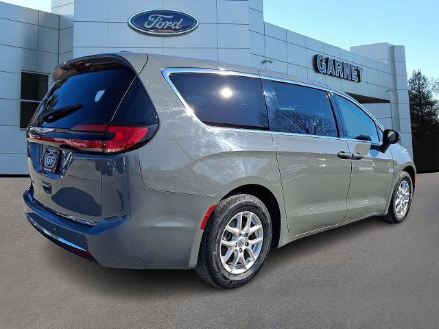 Used 2023 Chrysler Pacifica Touring-L image 4