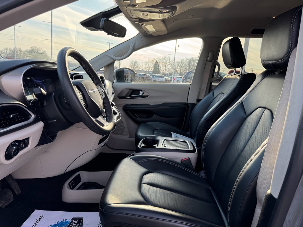 Used 2023 Chrysler Pacifica Touring-L image 26