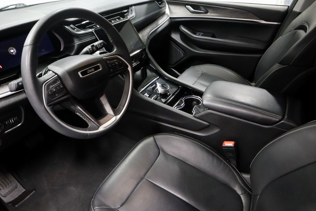 Used 2023 Jeep Grand Cherokee Limited image 24