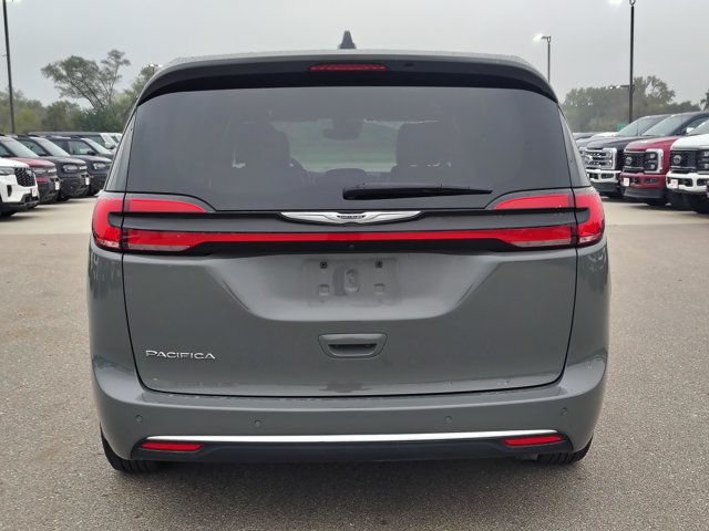 Used 2025 Chrysler Pacifica Select FWD image 6