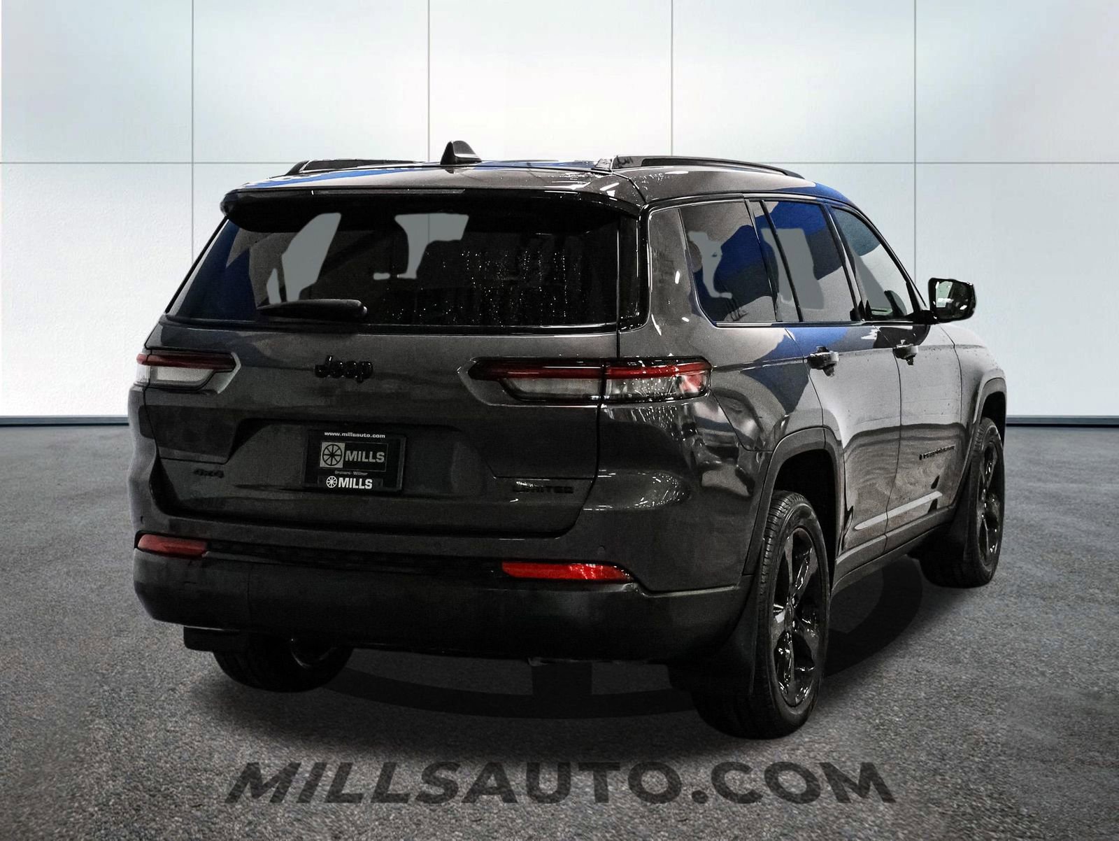 Used 2023 Jeep Grand Cherokee L Limited w/ Black Appearance Package AWD/4WD image 7