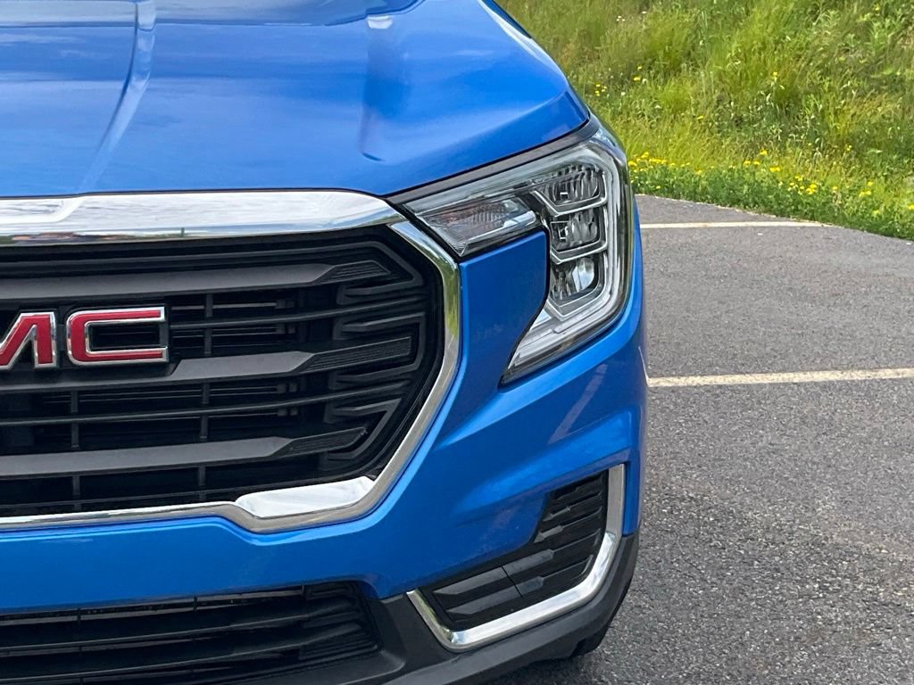 Used 2024 GMC Terrain SLE w/ Driver Convenience Package AWD/4WD image 2