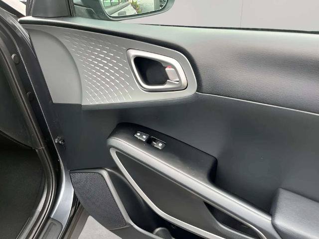 Used 2025 Kia Soul LX w/ LX Technology Package FWD image 9