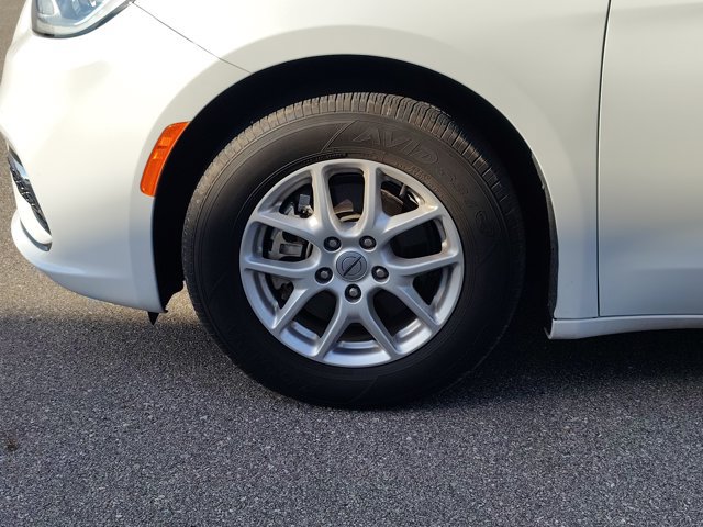 Used 2025 Chrysler Pacifica Select FWD image 8