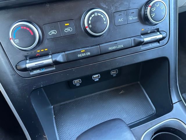 Used 2022 Kia Carnival LX image 37