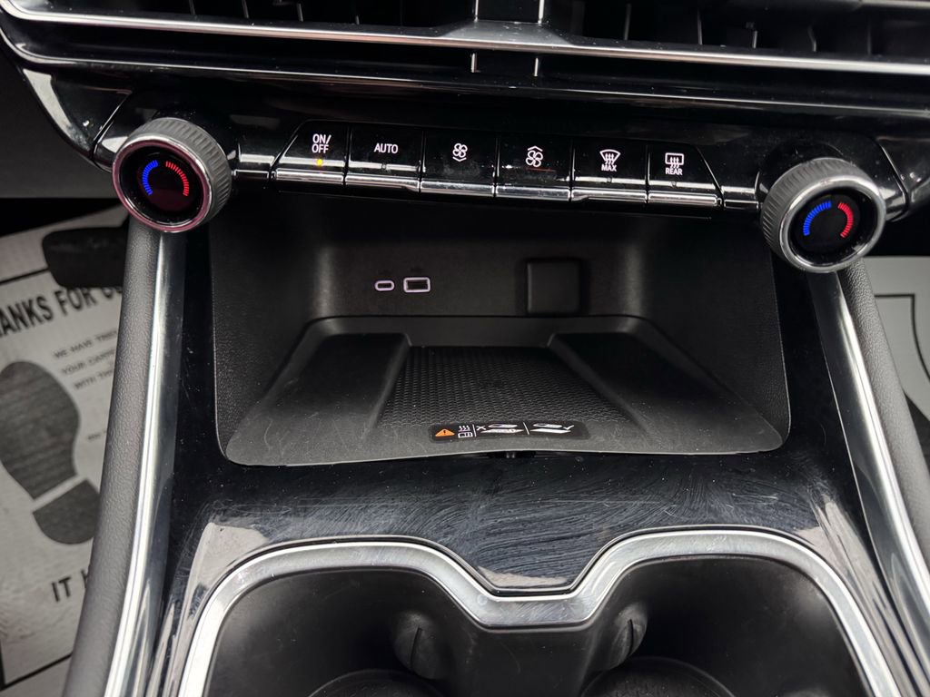 Used 2025 Chevrolet Traverse LT AWD/4WD image 21