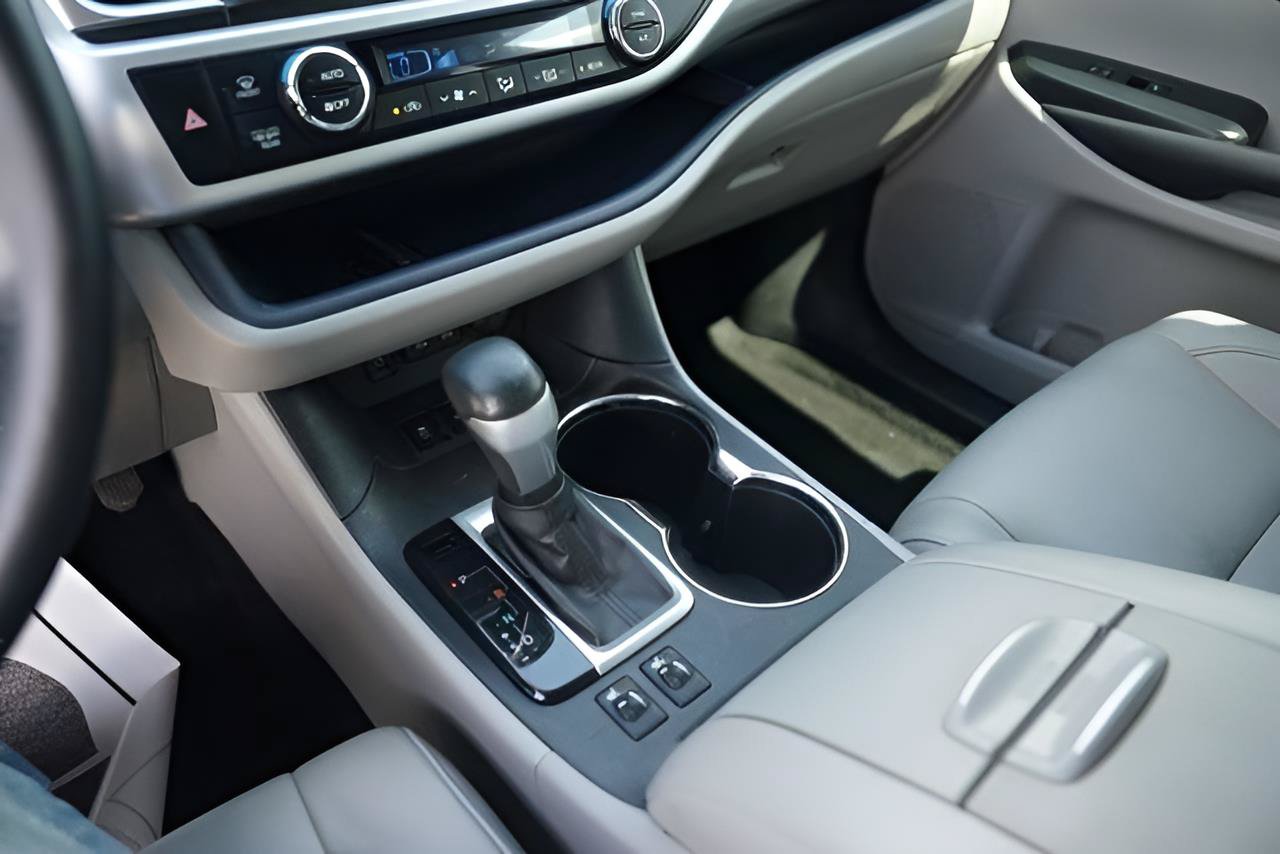 Used 2017 Toyota Highlander XLE FWD image 29