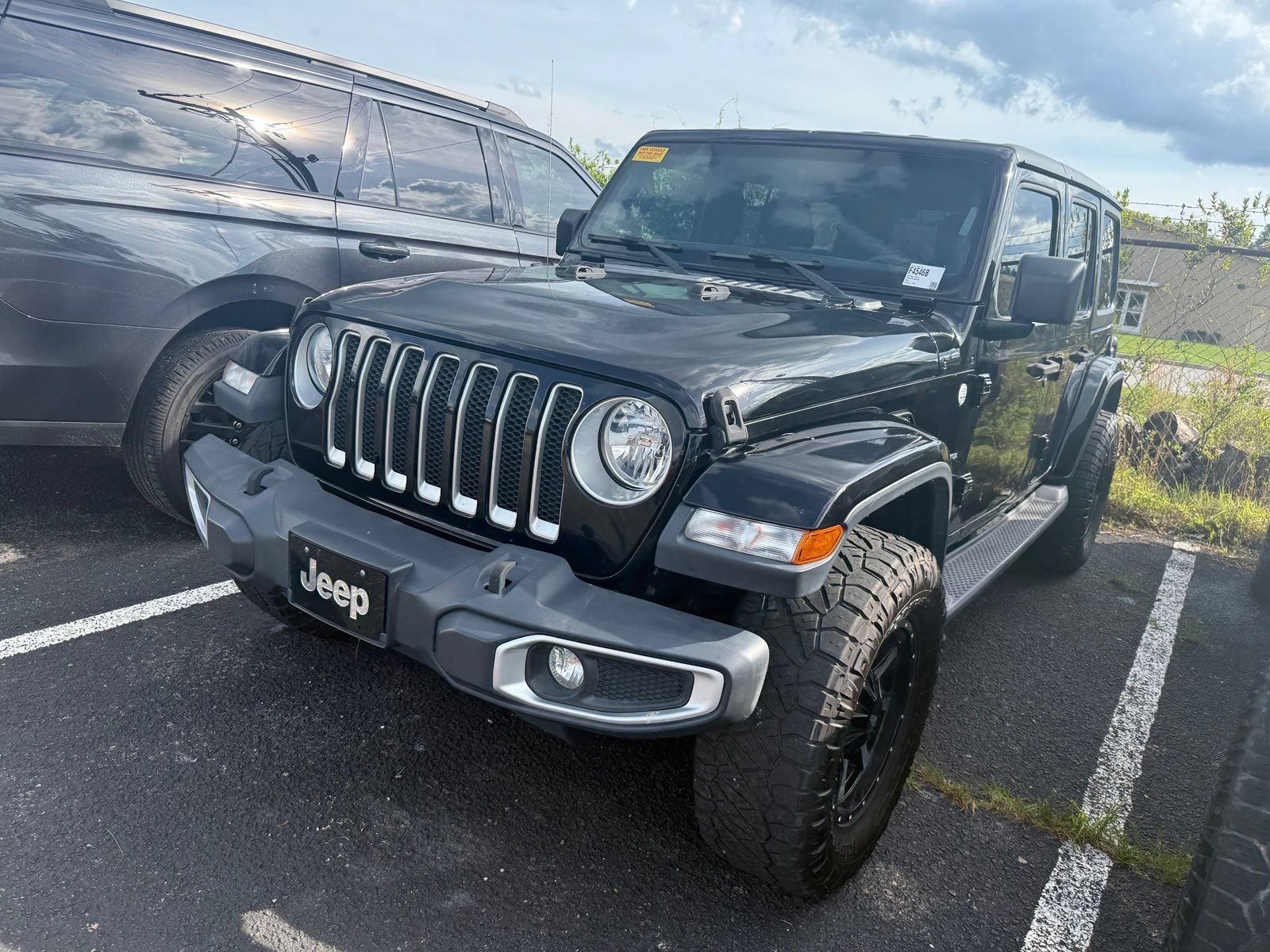 Used 2019 Jeep Wrangler Unlimited Sahara AWD/4WD image 3