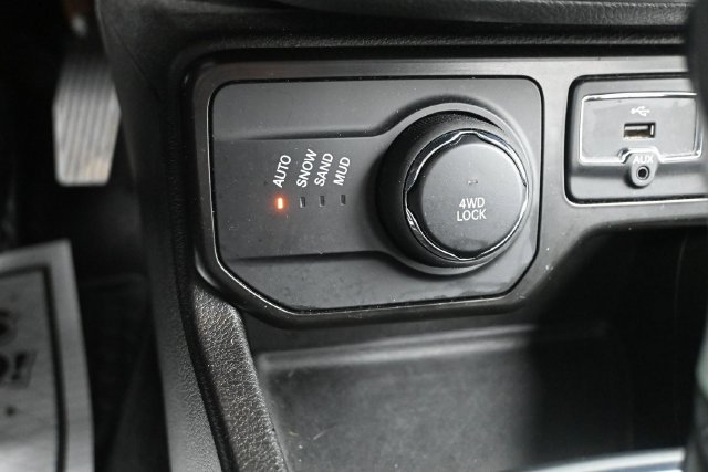 Used 2023 Jeep Renegade Latitude AWD/4WD image 14