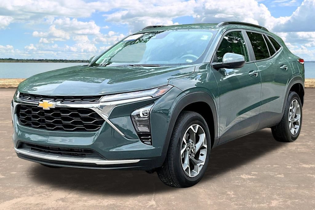 Used 2025 Chevrolet Trax LT FWD image 4