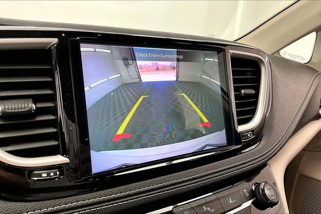 Used 2023 Chrysler Pacifica Touring-L image 21