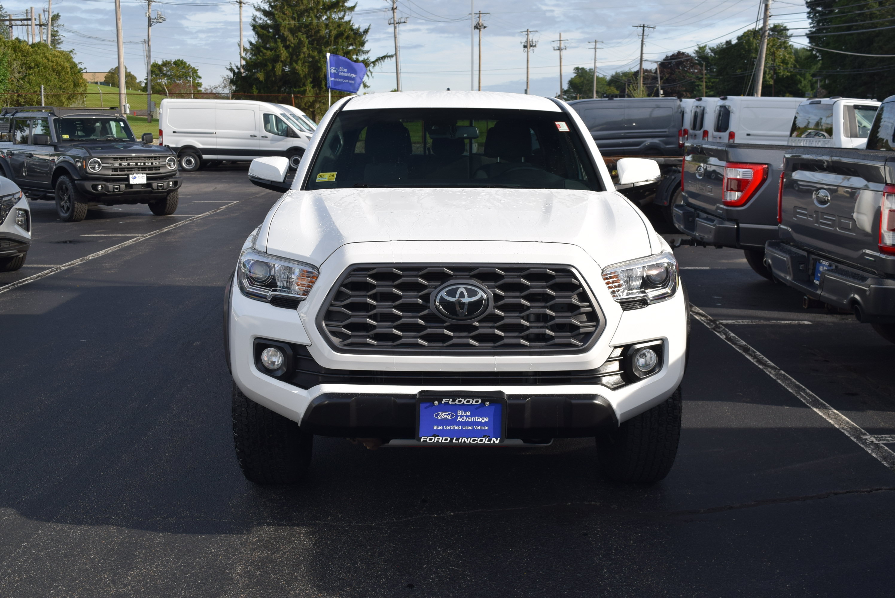 Used 2022 Toyota Tacoma TRD Off-Road AWD/4WD image 2