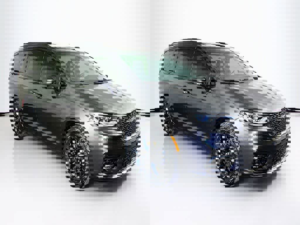 Used 2022 Chrysler Pacifica Limited w/ Uconnect Theater Family Group image 7