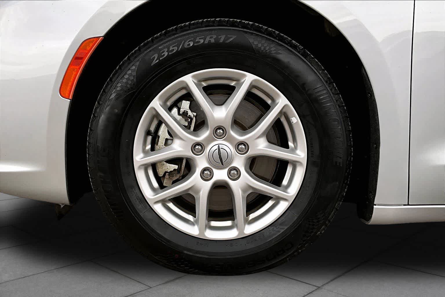 Used 2024 Chrysler Pacifica Touring-L FWD image 11
