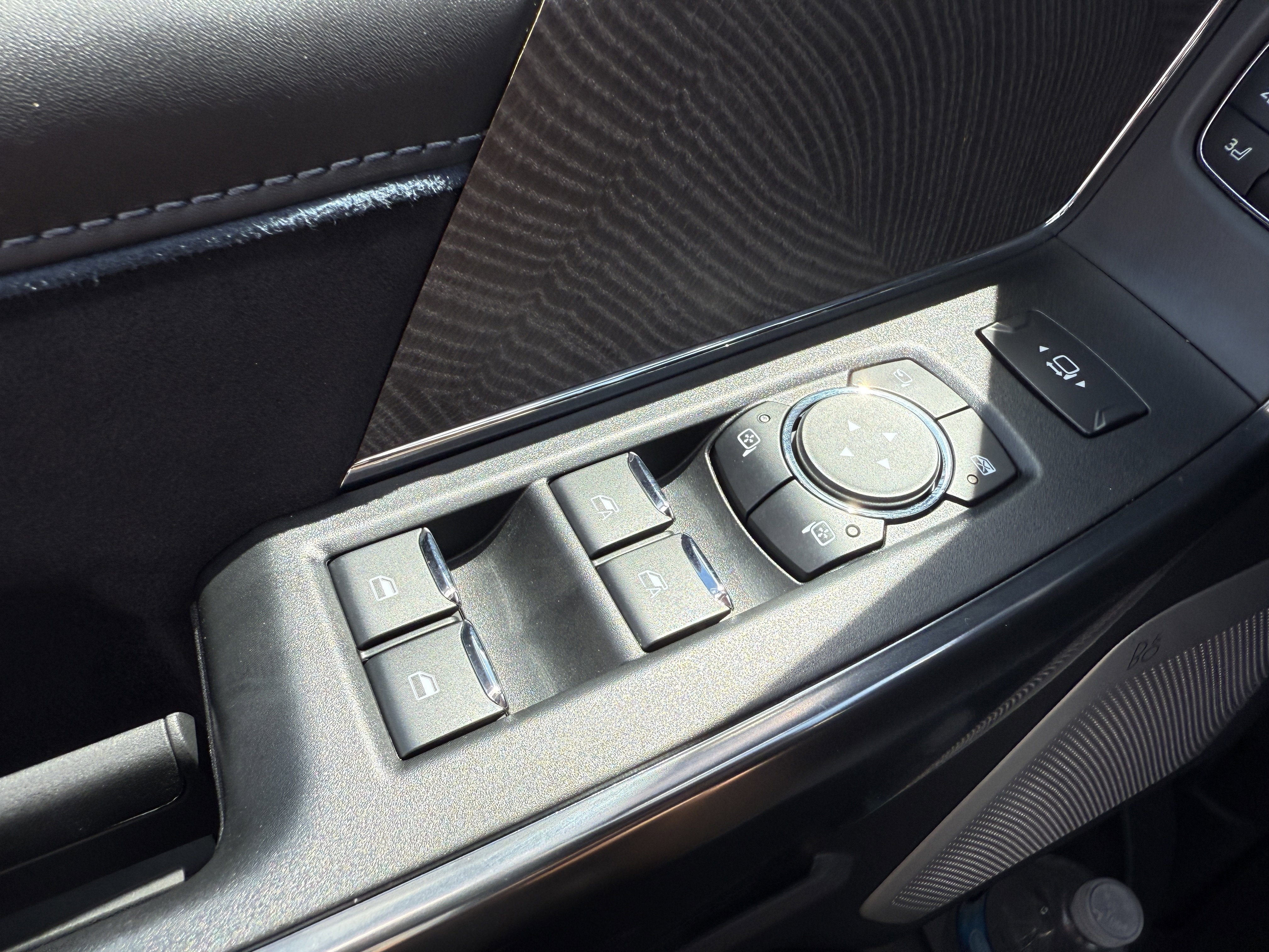 Certified 2025 Ford F250 Platinum w/ FX4 Off-Road Package image 17