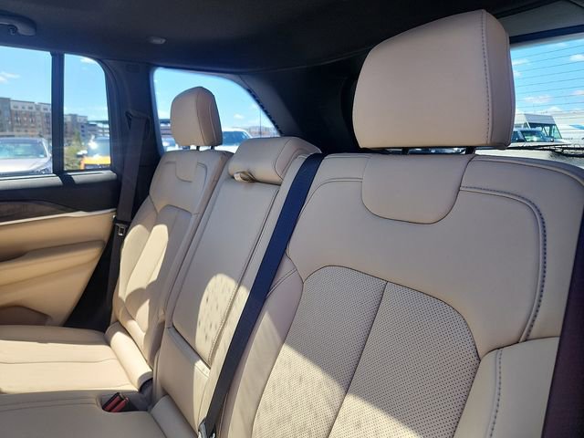 Used 2025 Jeep Grand Cherokee Limited w/ Luxury Tech Group II AWD/4WD image 25