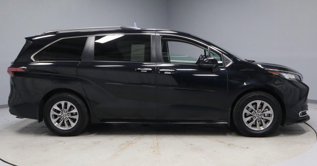 Used 2022 Toyota Sienna XLE w/ XLE Plus Package image 6
