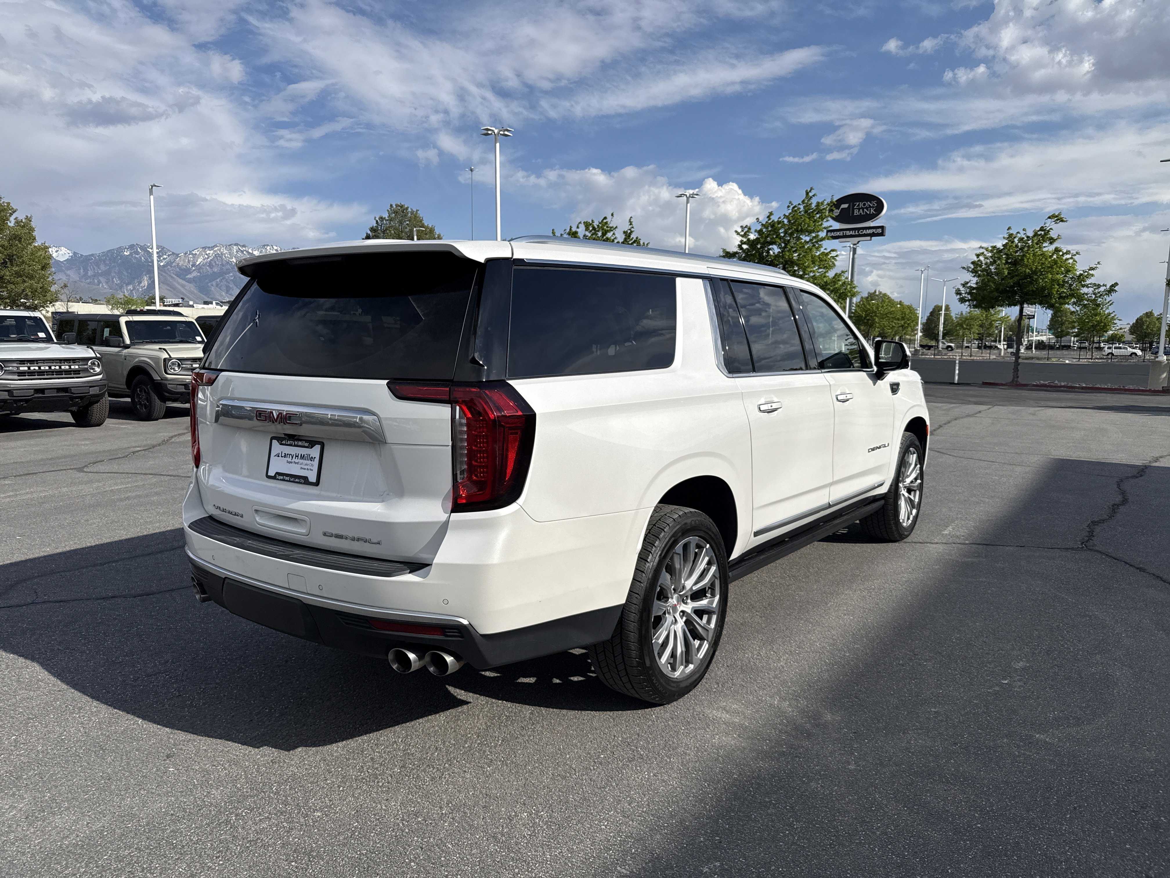 Used 2023 GMC Yukon XL Denali AWD/4WD image 5
