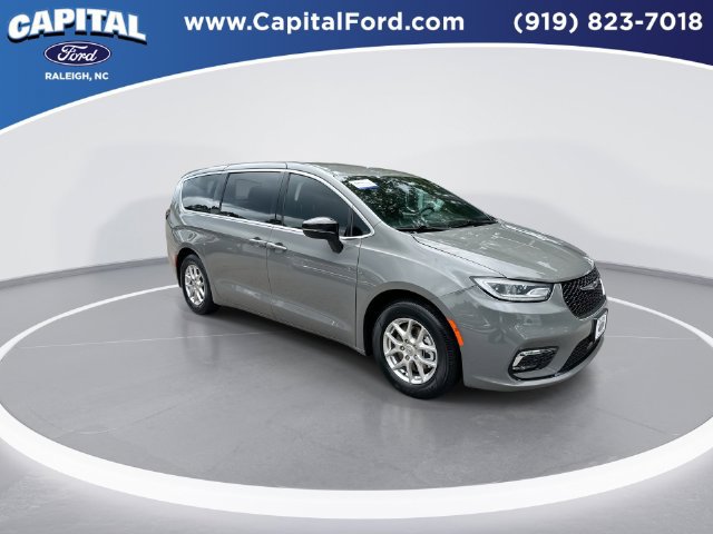 Used 2025 Chrysler Pacifica Select FWD image 2