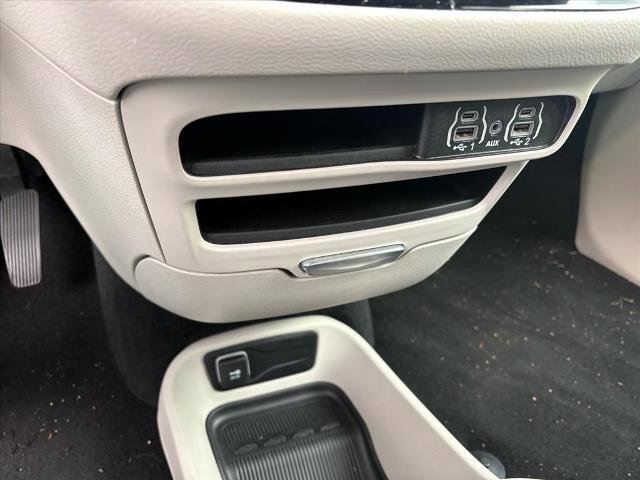 Used 2024 Chrysler Pacifica Touring-L image 17