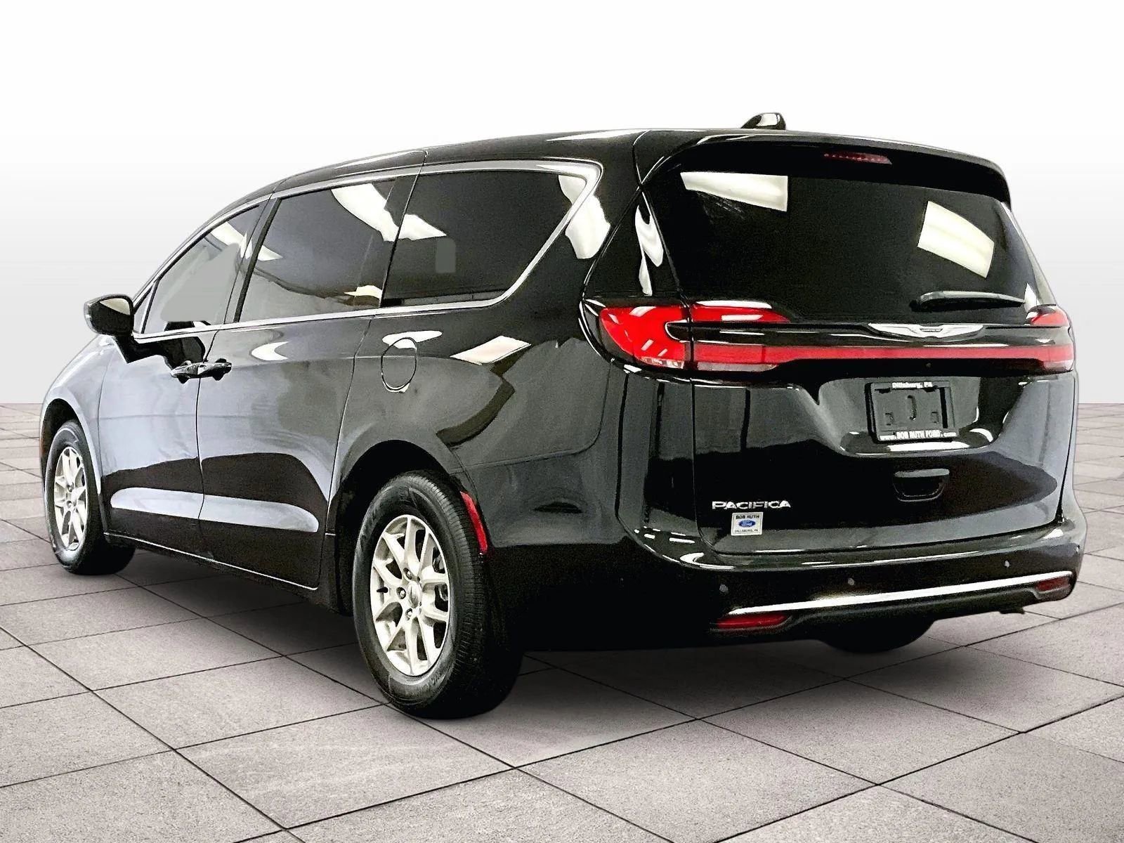 Used 2025 Chrysler Pacifica Select image 10