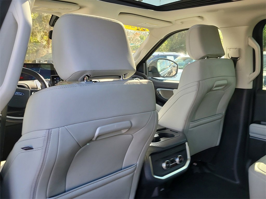 Certified 2025 Ford Expedition Platinum image 12