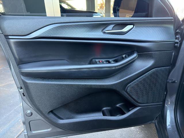 Used 2023 Jeep Grand Cherokee L Laredo image 15