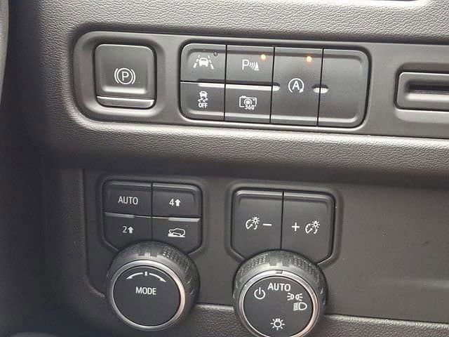 Used 2023 Chevrolet Suburban RST w/ Sport Performance Package image 25