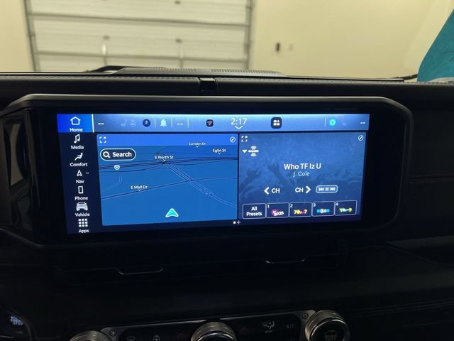 Used 2024 Jeep Gladiator Rubicon w/ Technology Group AWD/4WD image 14