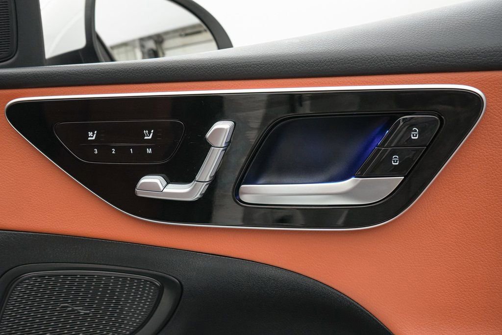 Used 2025 Mercedes-Benz C 300 Sedan image 31