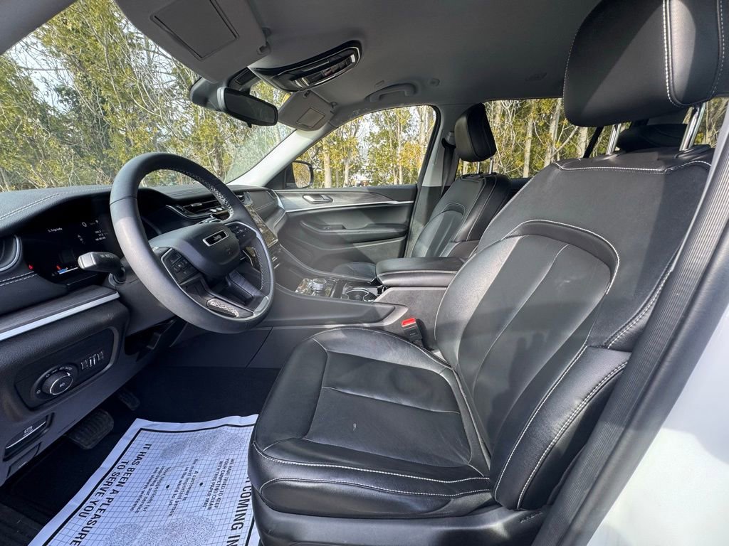 Used 2023 Jeep Grand Cherokee L Limited AWD/4WD image 10