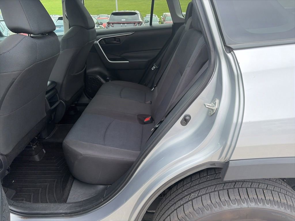 Used 2021 Toyota RAV4 LE AWD/4WD image 6