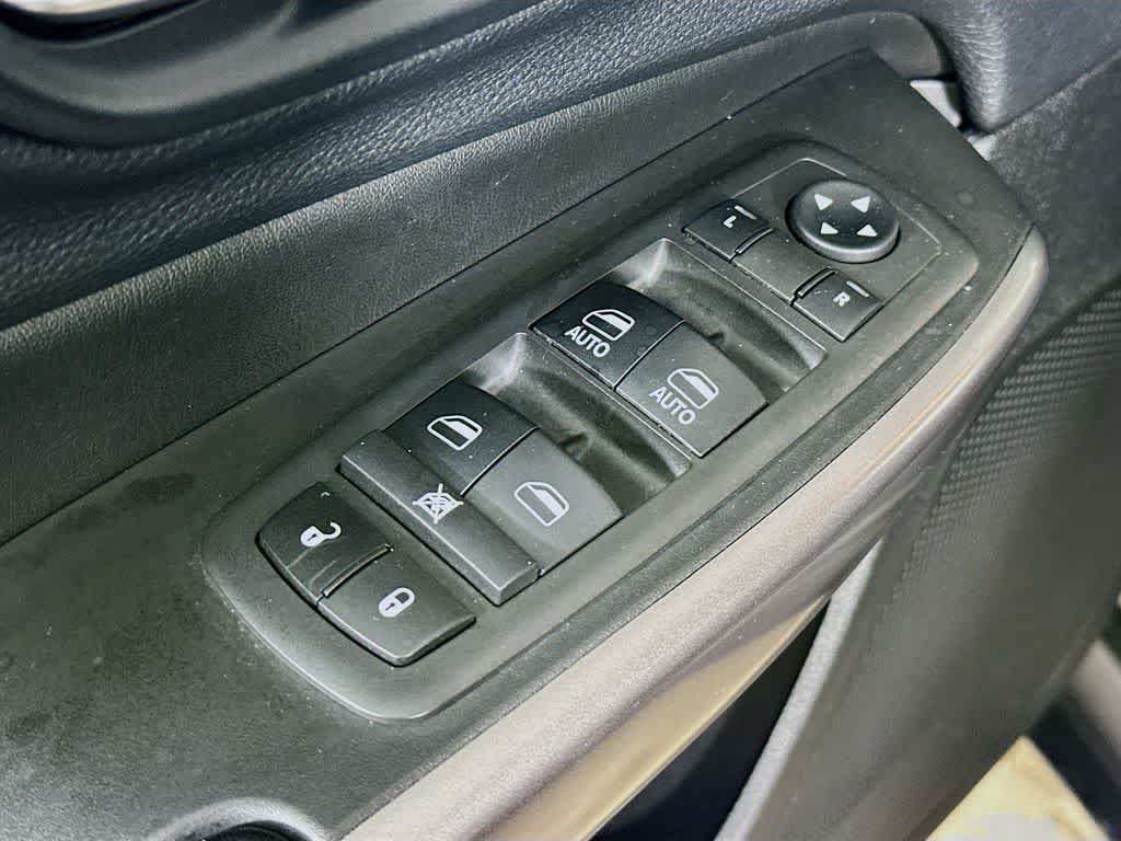 Used 2019 Jeep Cherokee Latitude Plus w/ Cold Weather Group AWD/4WD image 29