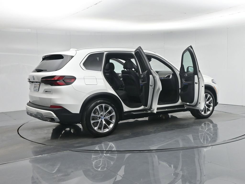 Used 2025 BMW X5 xDrive50e image 4