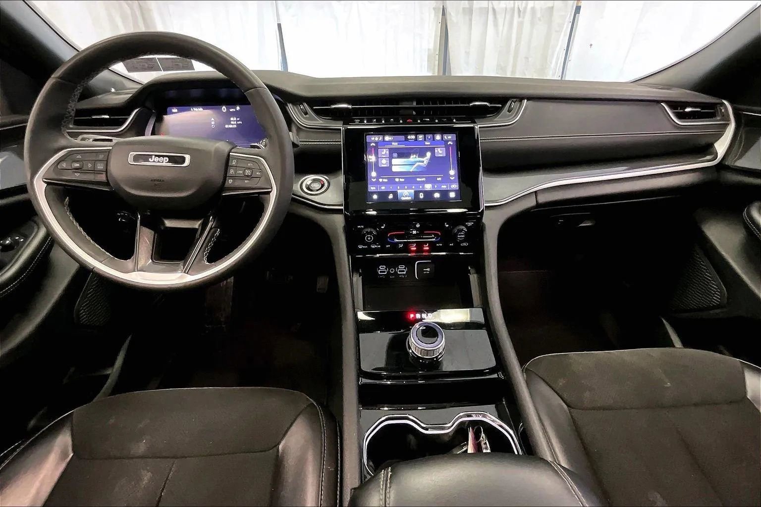 Used 2023 Jeep Grand Cherokee L Laredo image 14