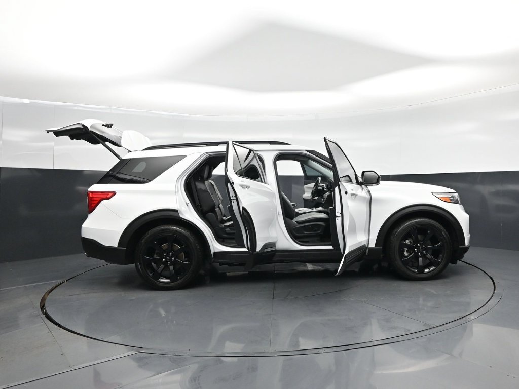 Certified 2021 Ford Explorer XLT w/ Equipment Group 202A RWD image 4