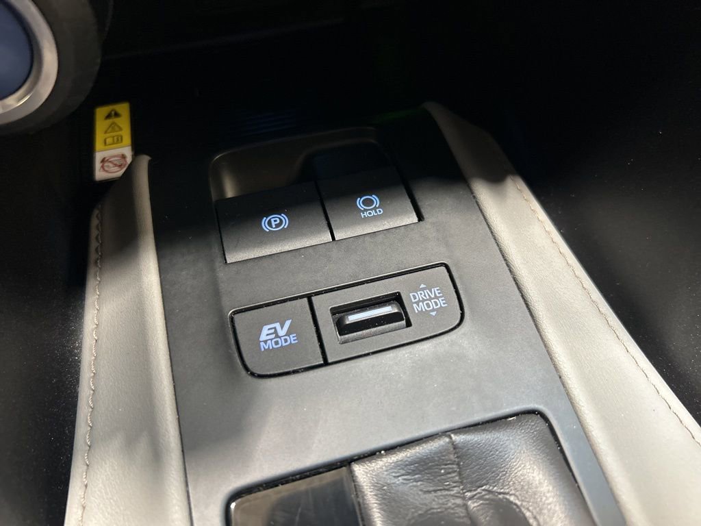 Used 2022 Toyota Venza LE image 21