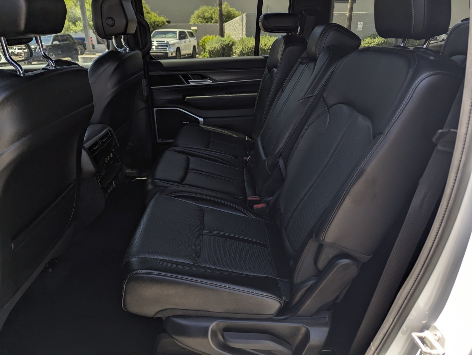 Used 2024 Jeep Wagoneer Series II w/ Flexible Seating Group RWD image 8