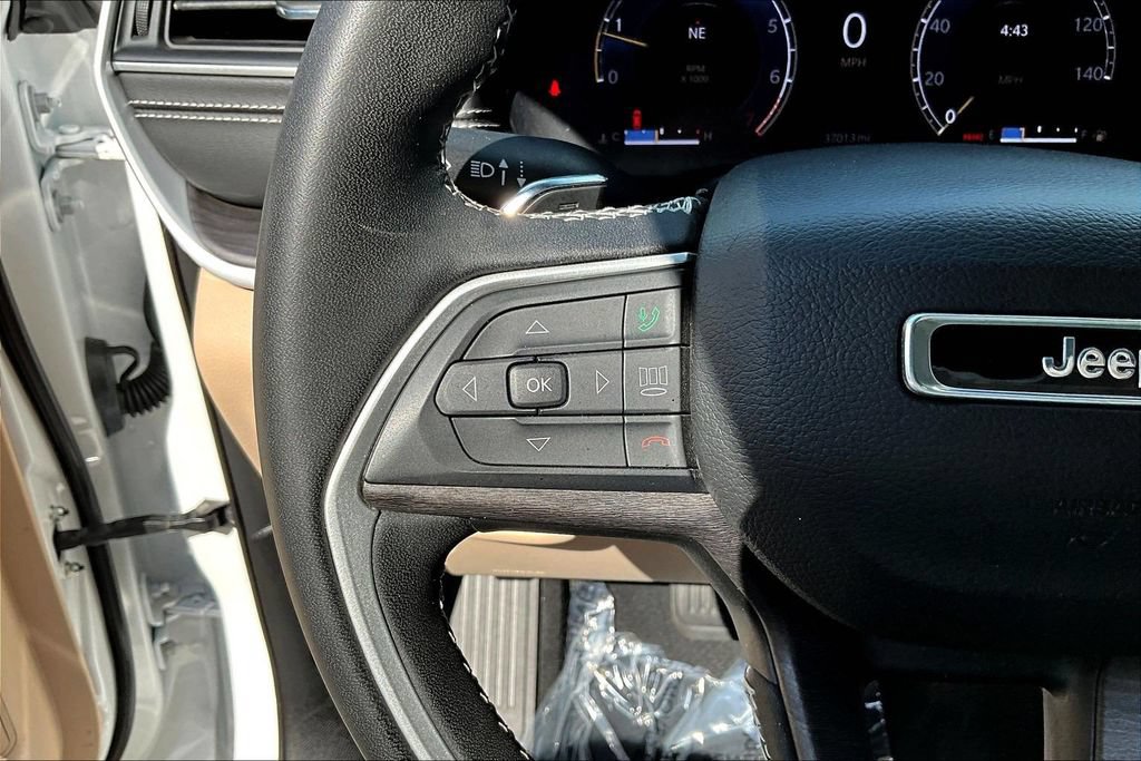 Used 2023 Jeep Grand Cherokee Limited RWD image 13