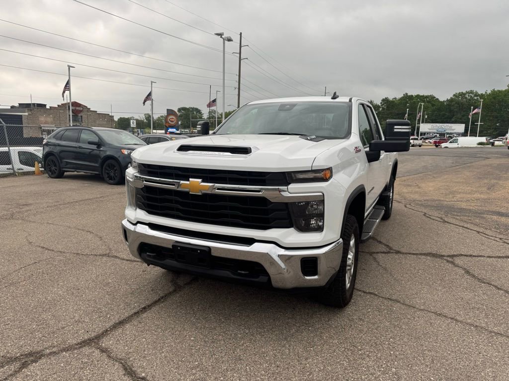Used 2024 Chevrolet Silverado 2500 LT AWD/4WD image 3